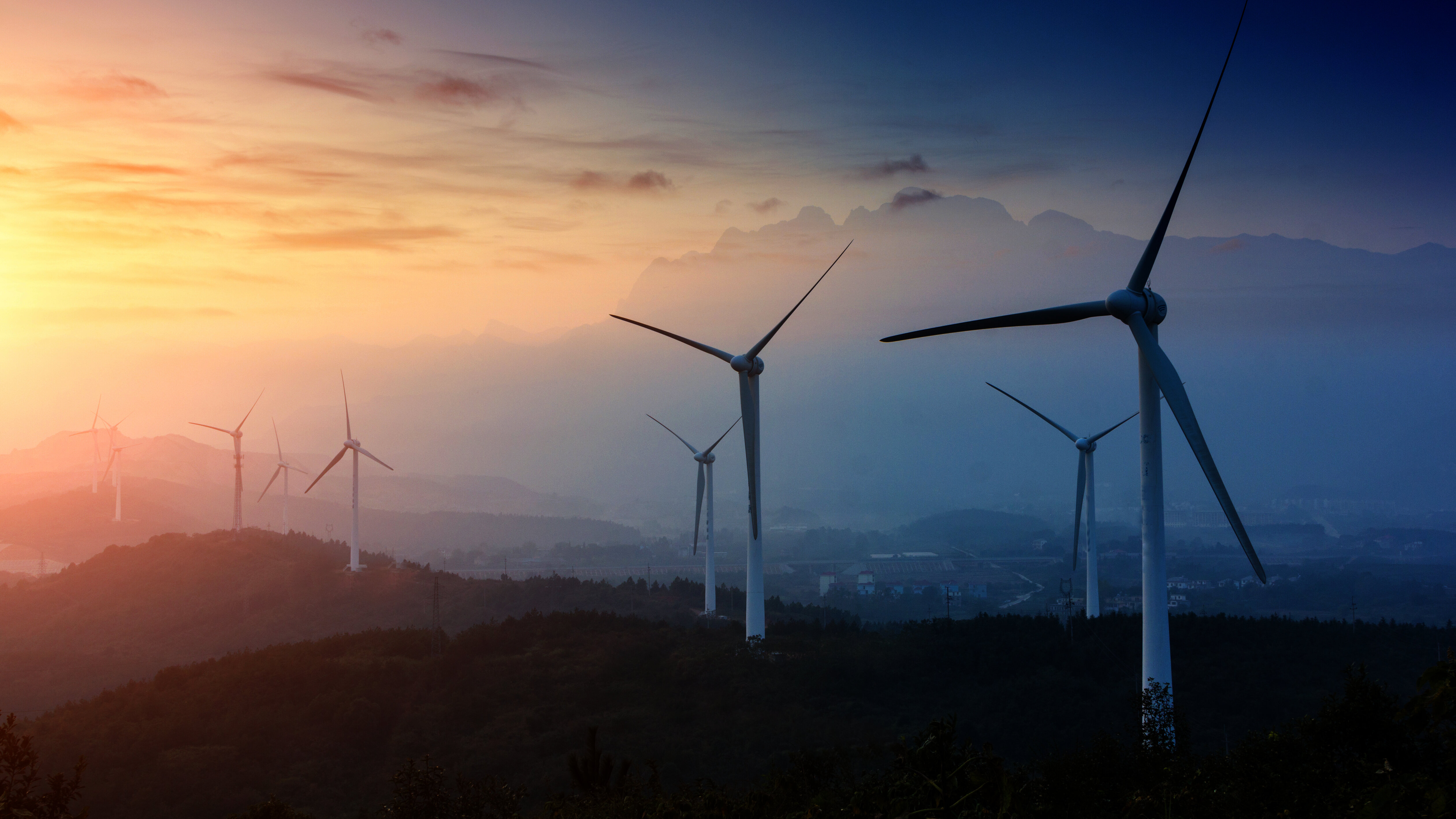 Windräder im Sonnenaufgang