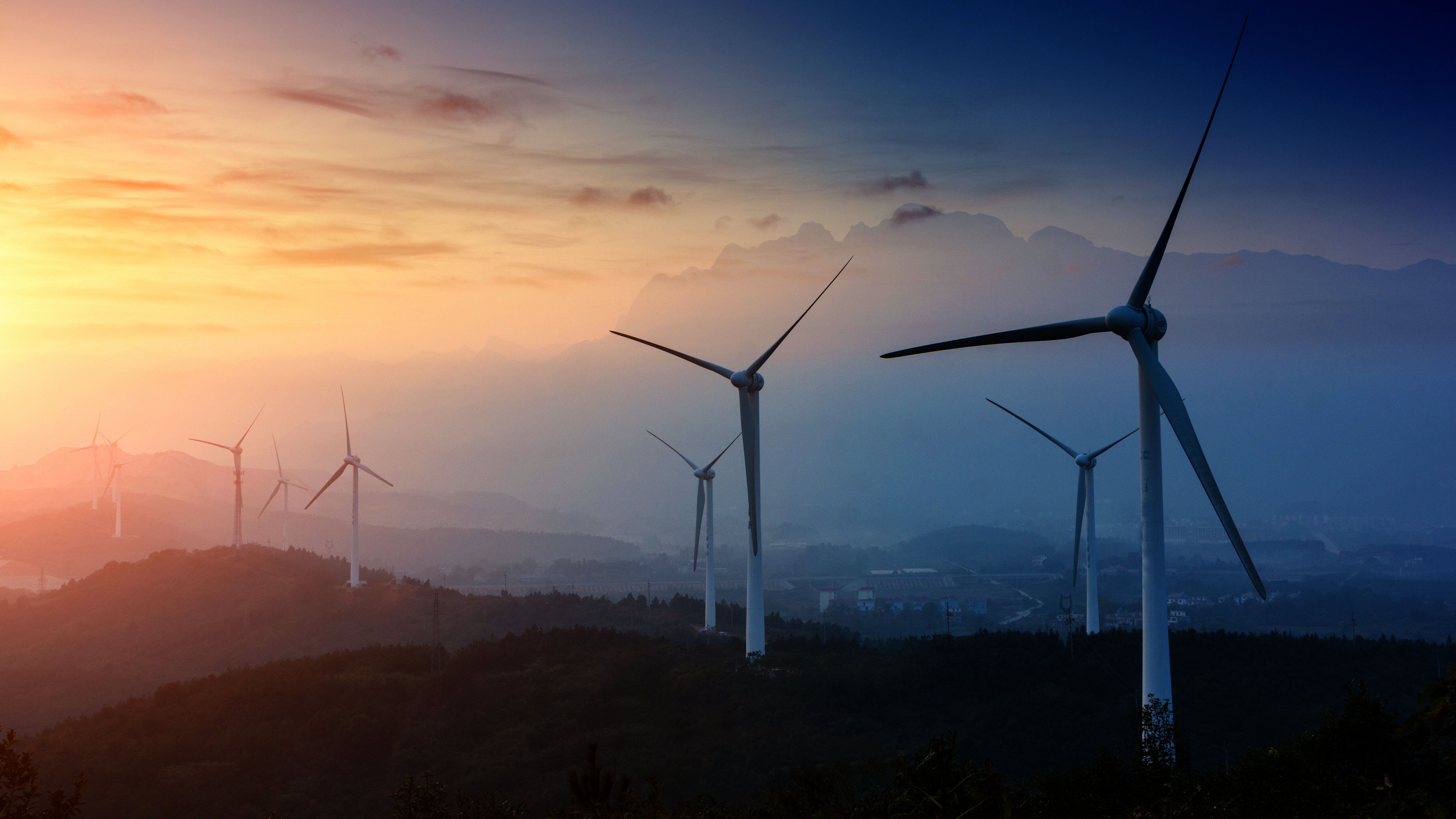 Windräder im Sonnenaufgang