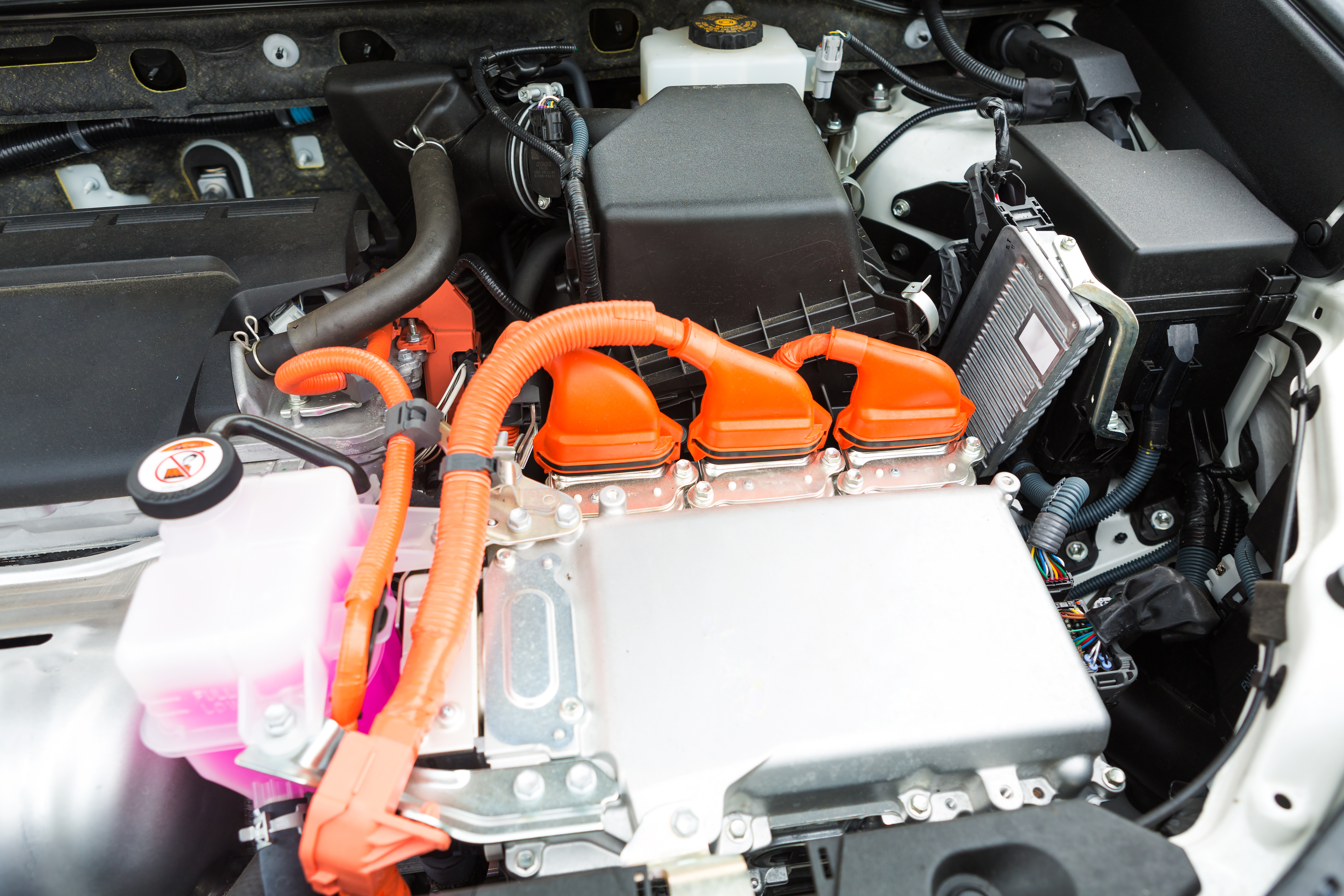 In Blick in den Motorraum mit einer Batterie