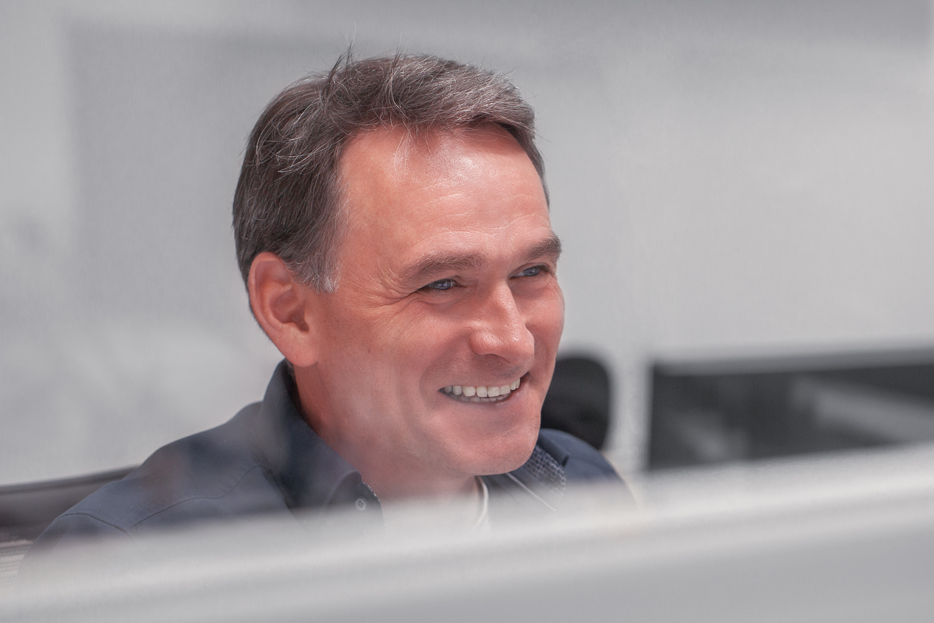 Ein KRAH Mitarbeiter der lacht.